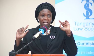 Minisitiri w'Ubuzima yahagaritse abakozi babiri bo kwa muganga bashwaniye imbere y'abarwayi.