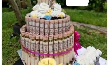 Abagore babiri batawe muriyombi bazira gutaka gato (Gateau)bakoresheje inoti