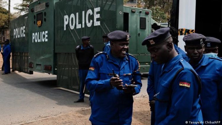 Abapolisi bane batawe muri yombi bashaka kwiba abavunjayi