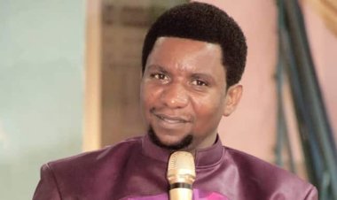 Muzane inzara zanyu hamwe n'imisatsi mbasengere niko Imana yambwiye"Umuhanuzi".