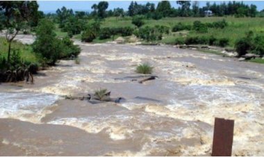 Umugore n'abana be babiri bimpanga bitabye Imana barohamye mu mugezi ubwo yariho amesa.