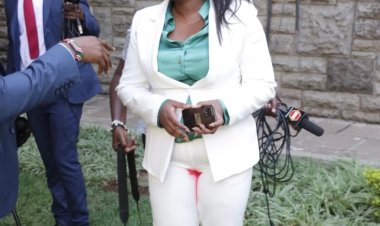 Senateri yirukanywe mu nteko azira kwambara imyenda yagaragazaga ko ari mu mihango.