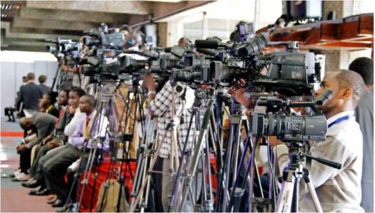 Abanyamakuru bashobora kutazongera kwitabira imirimo y'inteko kubera kwambara nabi