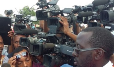 Abanyamakuru bahuye nuruva gusenya ubwo bajyaga gutara inkuru