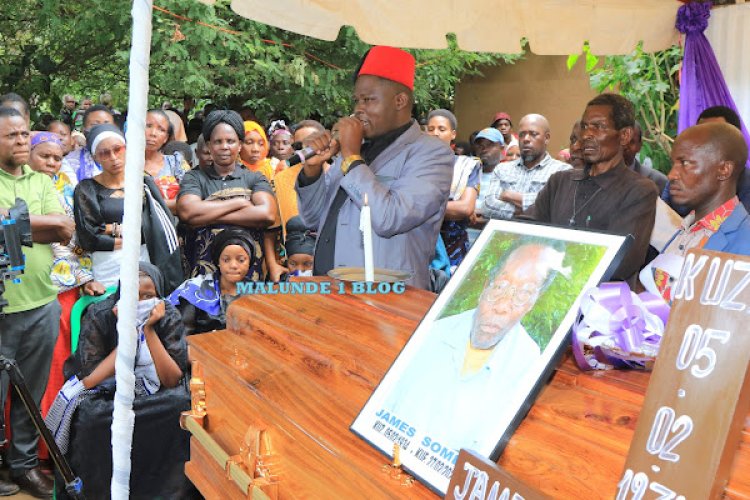 Ubwo ba mu sezeragaho bwa nyuma, ntamuntu wari wemerewe kureba umurambo we barebaga ifoto gusa.