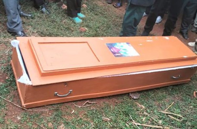 Yasanze  isanduku  iriho ifoto ye  iteretse ku rugi mu gitondo.