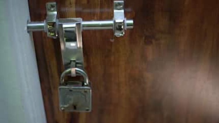 Umuzamu yakingiranye abakozi 50 bitewe n'ibirarane bamufitiye