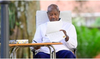 Uganda: Perezida Museveni yagaragaye ariho asinya ku nyandiko za kazi n'ubwo akiri  mu Kato kubera Covid-19