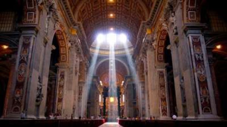 Yakuyemo imyenda kuri Aritari mu kiriziya  yamagana intambara ya Ukraine