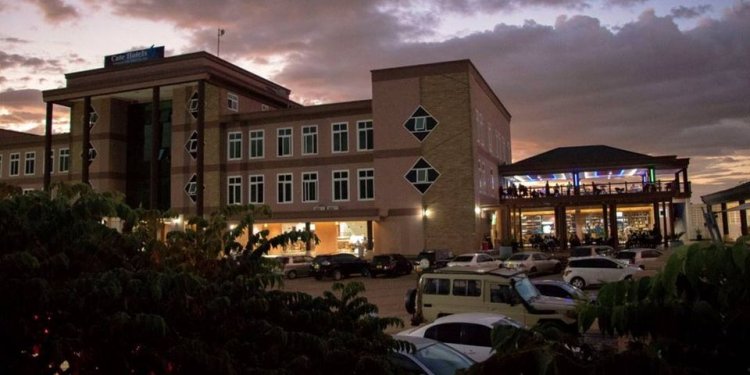 Yahanutse mu igorofa ya  gatatu ubwo yitiranyaga Umuryango wa Wese  n'idirishya.