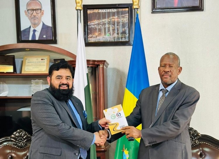 Profesa Pacifique Malonga amewasilisha kitabu chake kipya kwenye tume kuu ya Pakistani