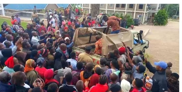 Polisi yatabaye abakecuru babiri babarozi bari bagiye gutwikirwa ku Rusengero