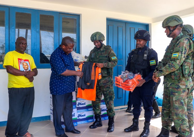 Jeshi la Usalama la Rwanda (RSF) nchini Msumbiji limekabidhi vifaa vya michezo kwa uongozi wa Wilaya ya Mocímboa da Praia